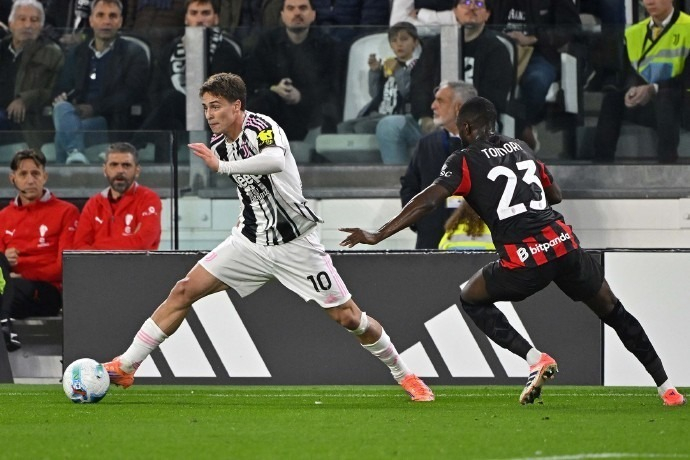 痛！女裁判扔球给希罗，不小心砸到了希罗的关键部位（意外一幕：女裁判回传失手，希罗要害被球击中）