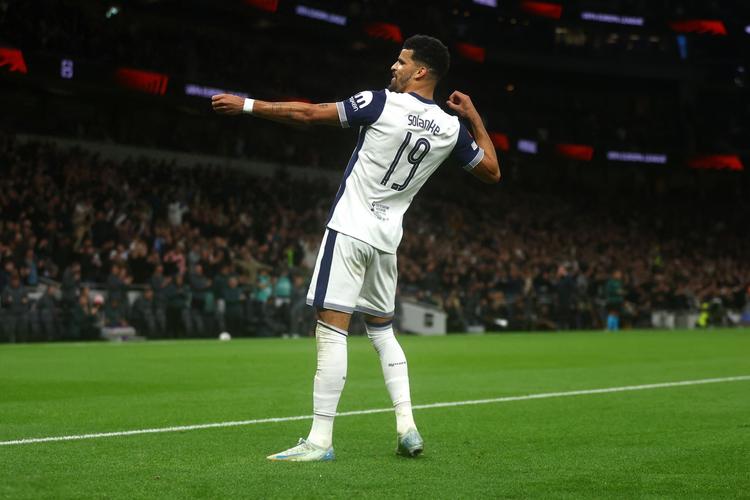 弗洛伦蒂诺指责特瓦斯加入足协董事会，但其本人亦曾加入数年（弗洛伦蒂诺批评特瓦斯加入足协董事会，自己也曾任职多年）