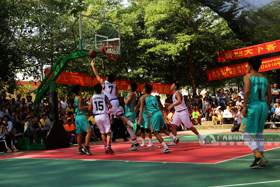 C罗中场休息时对裁判表达不满，讽刺道：你吹得太好了（半场哨响后C罗不满判罚，当面挖苦裁判：你吹得真棒）