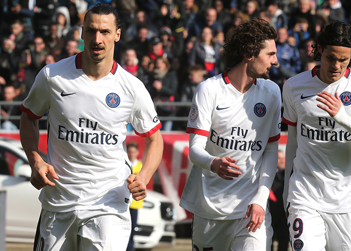 詹姆斯两双数据跻身队史前十，湖人负马刺止步NBA杯八强（詹姆斯两双升至队史前十，湖人不敌马刺无缘NBA杯四强）