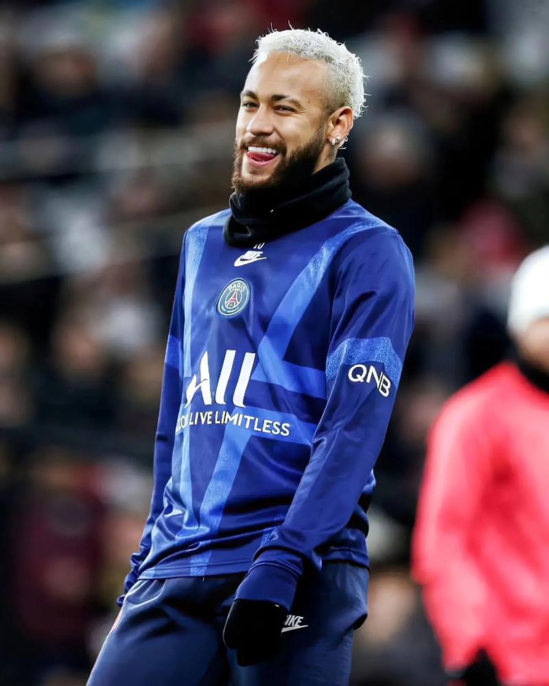 姆巴佩双响+库尔图瓦神扑！皇马3-0大胜重回正轨，阿诺德伤退成隐忧（姆巴佩梅开二度+库尔图瓦神勇救险，皇马3-0找回状态，阿诺德伤退添隐忧）