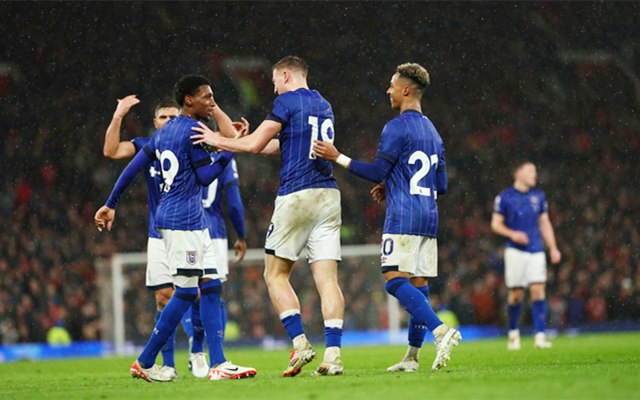 梅西夺冠后发动态庆祝！始终强调团队！还感谢工作人员和管理层！（梅西夺冠后发文庆祝：强调团队并致谢工作人员与管理层）