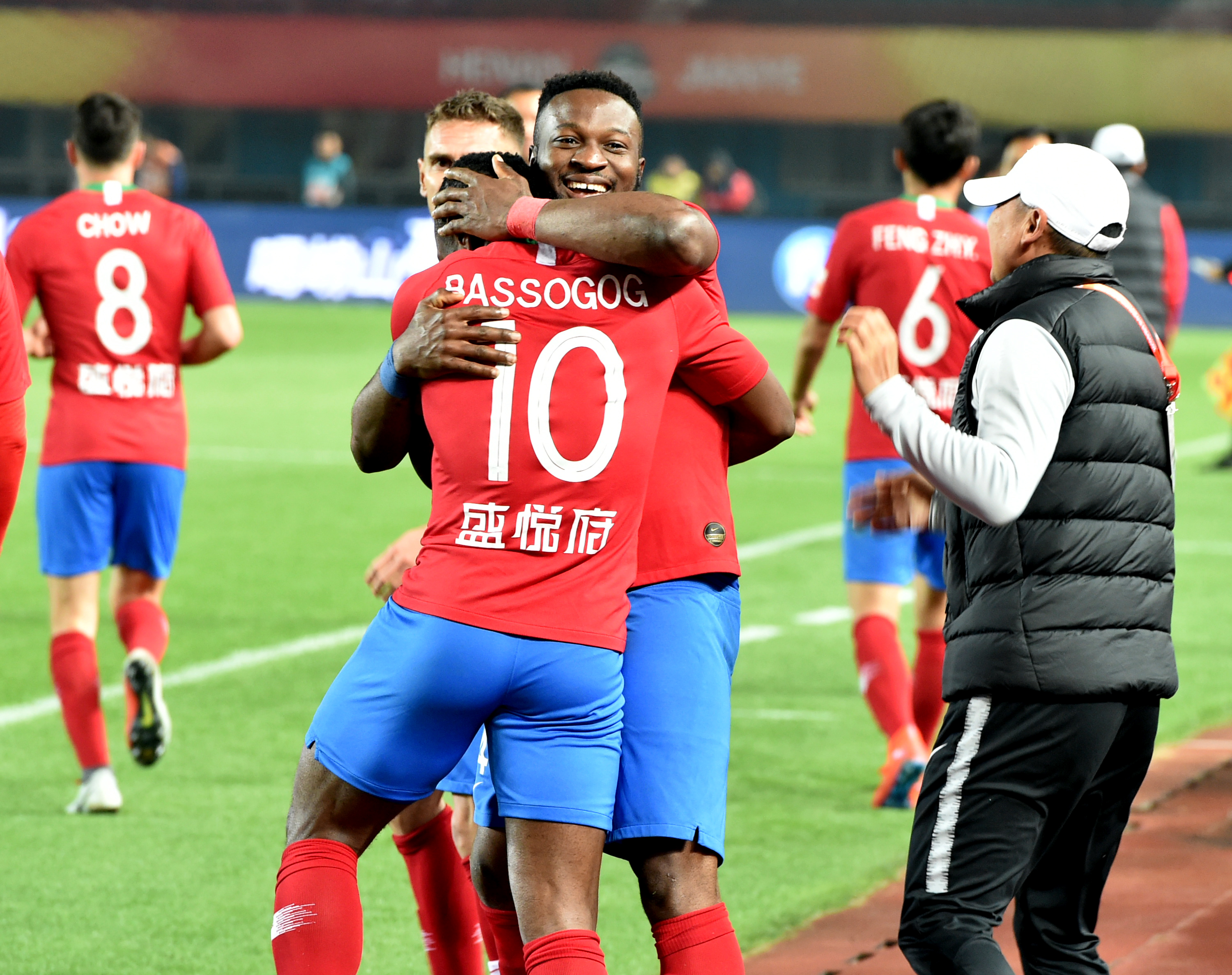 基米希被法比安鲁伊斯爆头，裁判未做表示，VAR未介入（法比安鲁伊斯击中基米希头部，裁判未示意，VAR未介入）